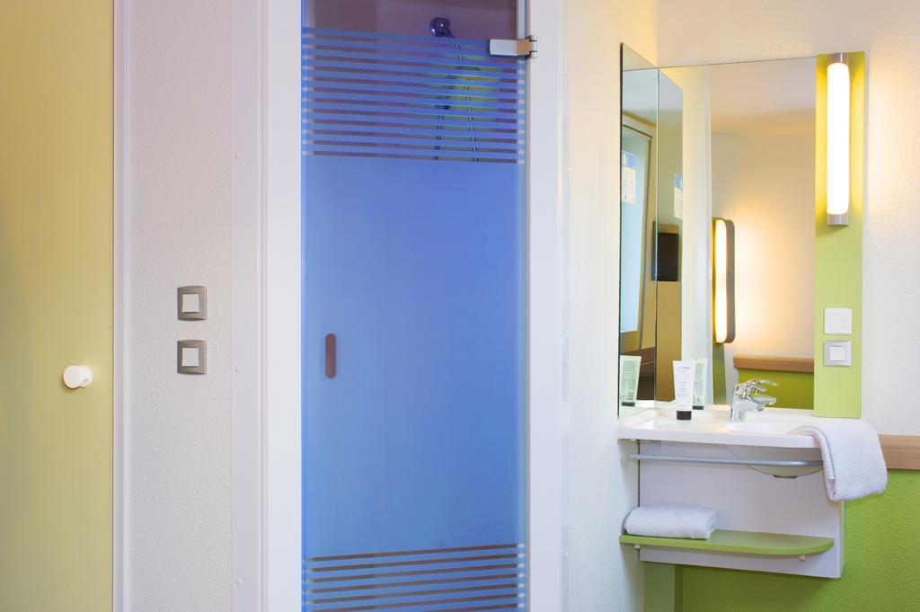 ibis budget Rueil Malmaison Bagian luar foto